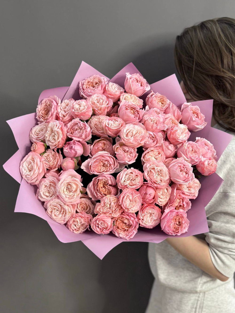 Букет из 15 пионовидных роз сортов "Julietta" и "Madam Bombastic"