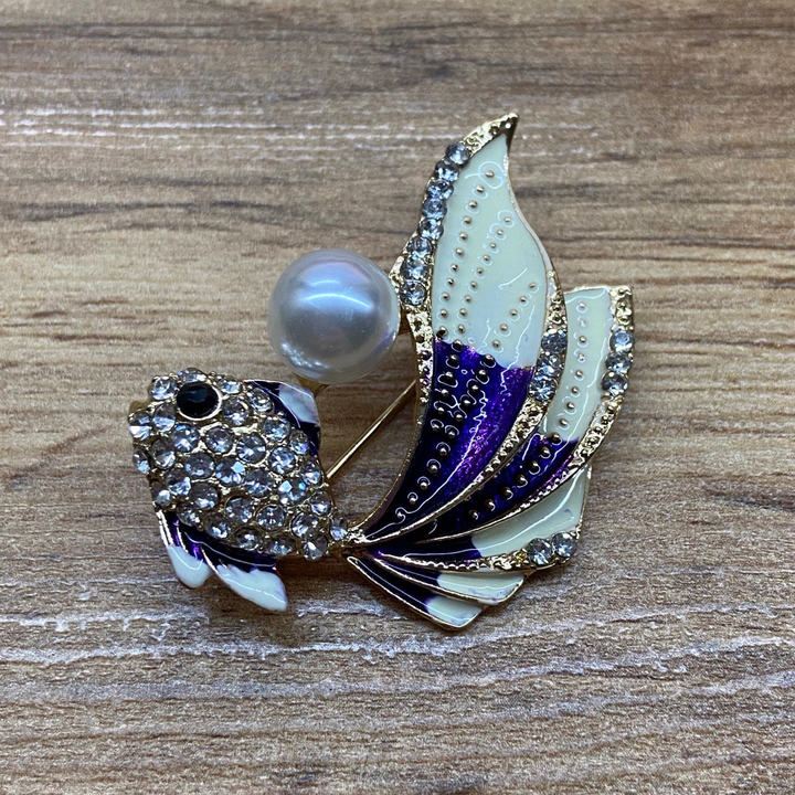 Брошь Золотая рыбка вуалехвостая с жемчужинкой эмаль фиолетовая с блестками кремовая белая со стразами металл золотистый