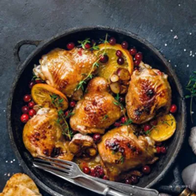 Куриные бедрышки, запеченные с апельсином и клюквой