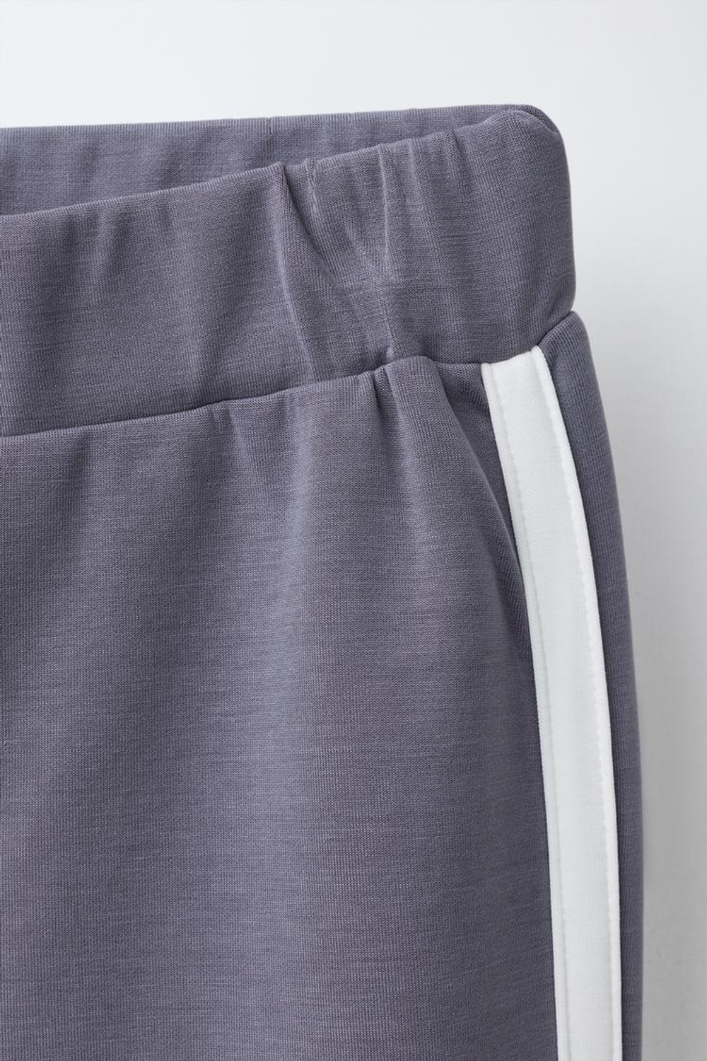 ZARA РАСКЛЕШЕННЫЕ БРЮКИ ИЗ МОДАЛА С КОНТРАСТНЫМИ ПОЛОСКАМИ, СЕРЫЙ