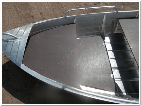 Алюминиевая моторно-гребная лодка Вятка Профи 32