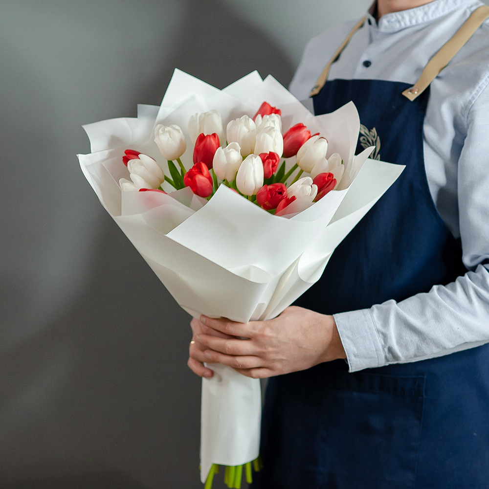 Белые и красные тюльпаны