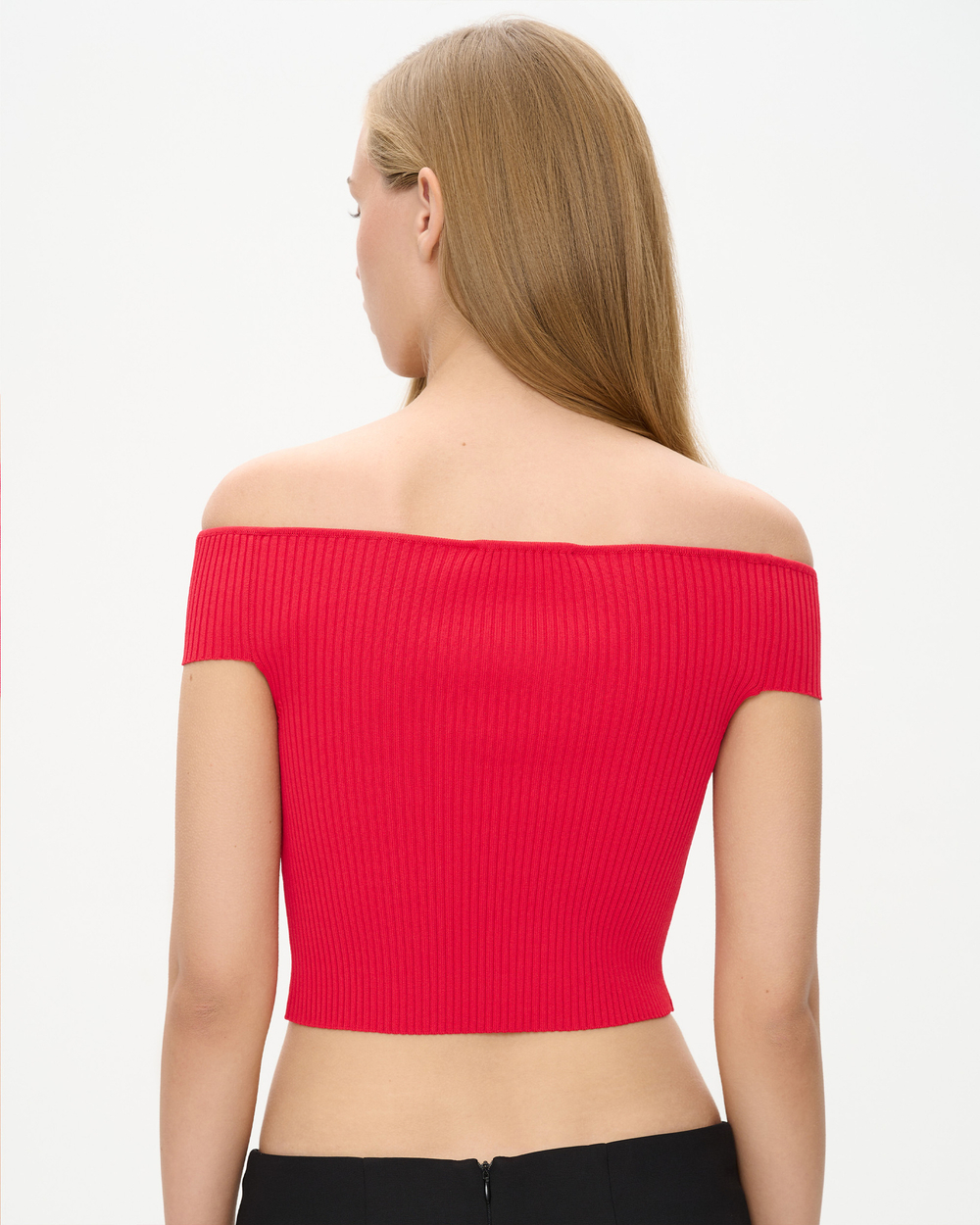 Топ трикотажный с открытыми плечами и короткими рукавами