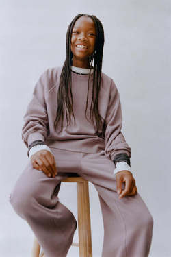 ZARA ТОЛСТОВКА ИЗ ТКАНИ С ЭФФЕКТОМ ПОТЕРТОСТИ С НАДПИСЬЮ, СЛИВОВЫЙ