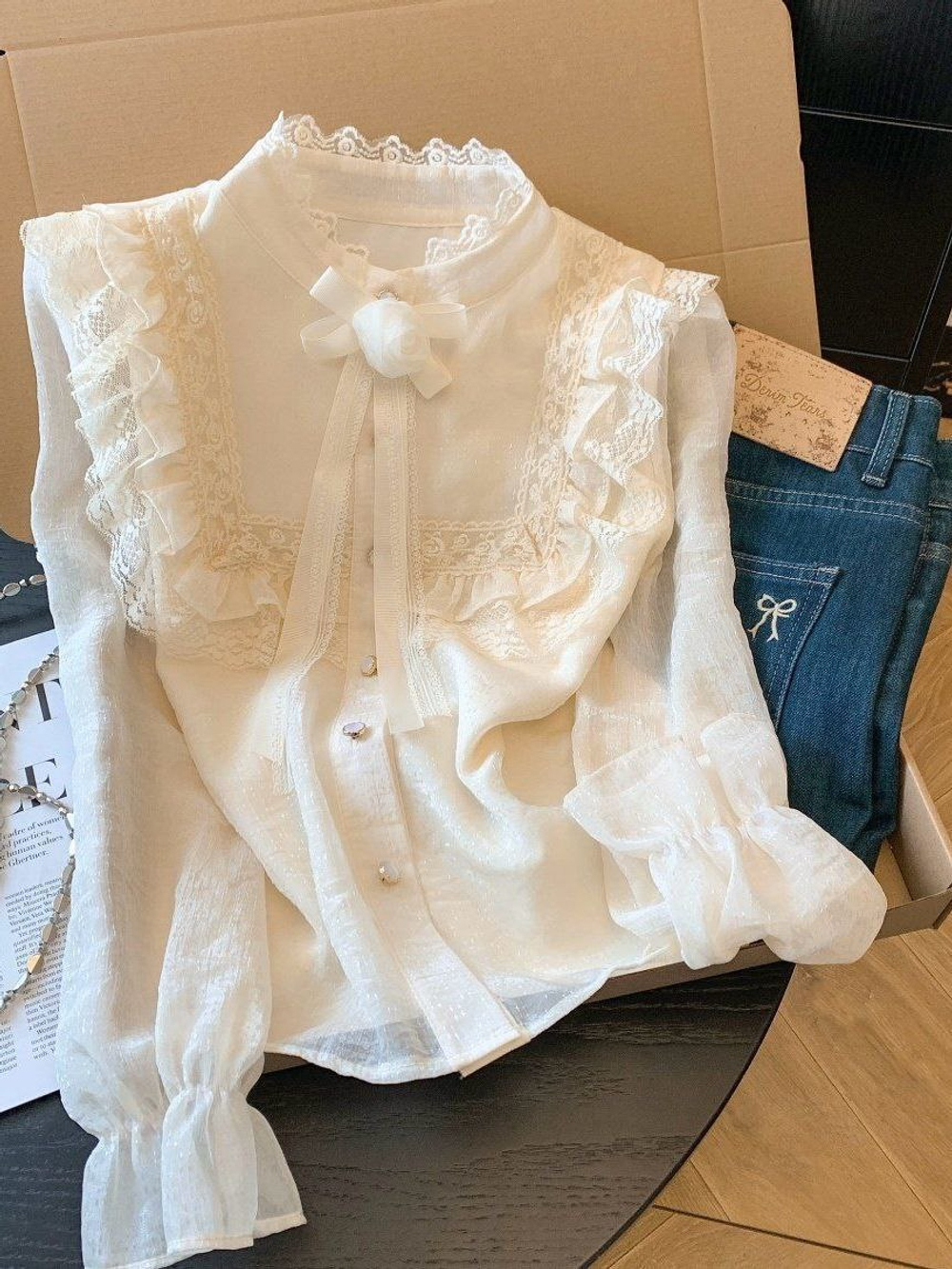 Элегантная женская блузка с кружевом и бантом