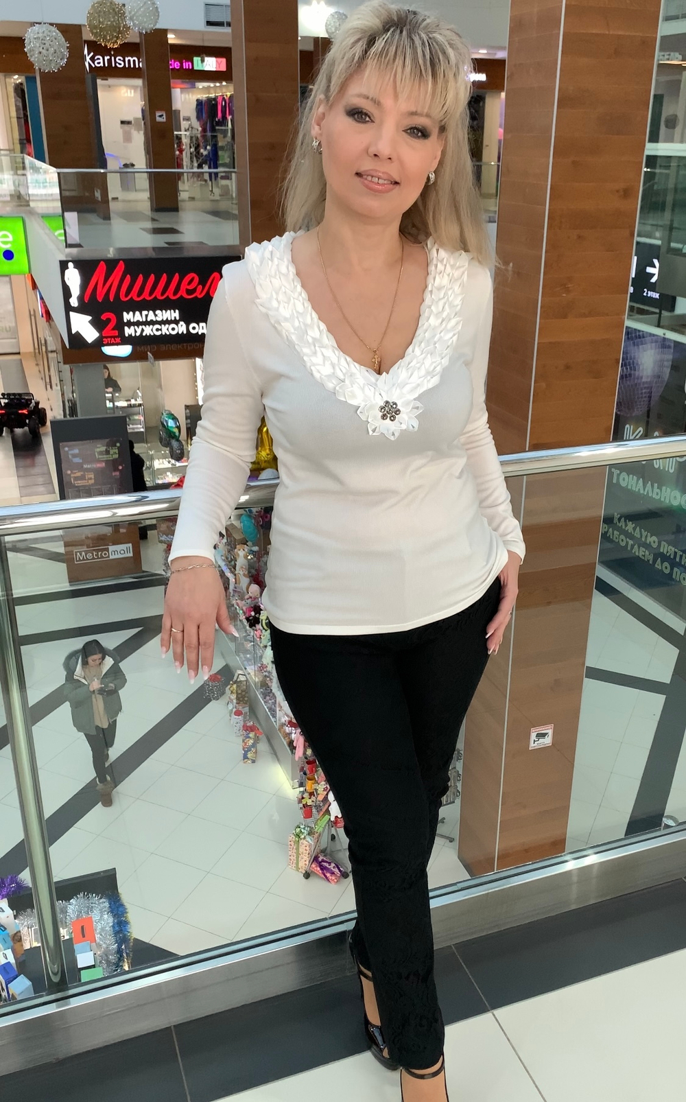 Белый тонкий джемпер с атласным жабо