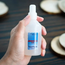 Клей для пластмасс светлый 100 мл пласт.