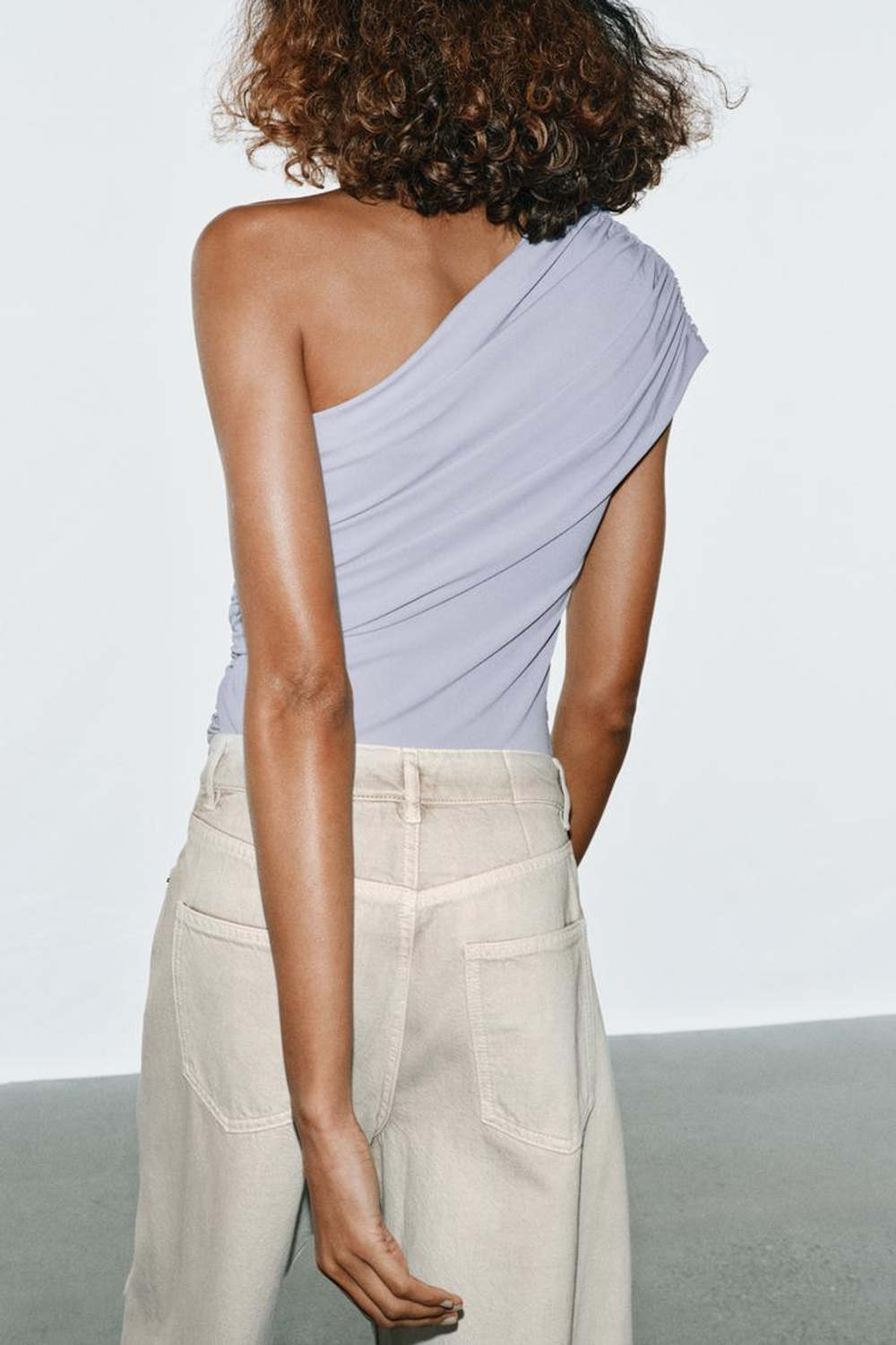 ZARA БОДИ АСИММЕТРИЧНОГО КРОЯ СО СБОРКАМИ, ЖЕМЧУЖНО-СЕРЫЙ