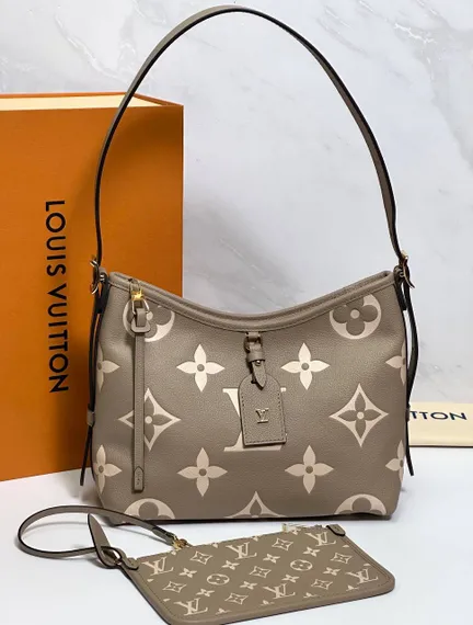 Сумка-хобо Louis Vuitton Carry All PM кремовая