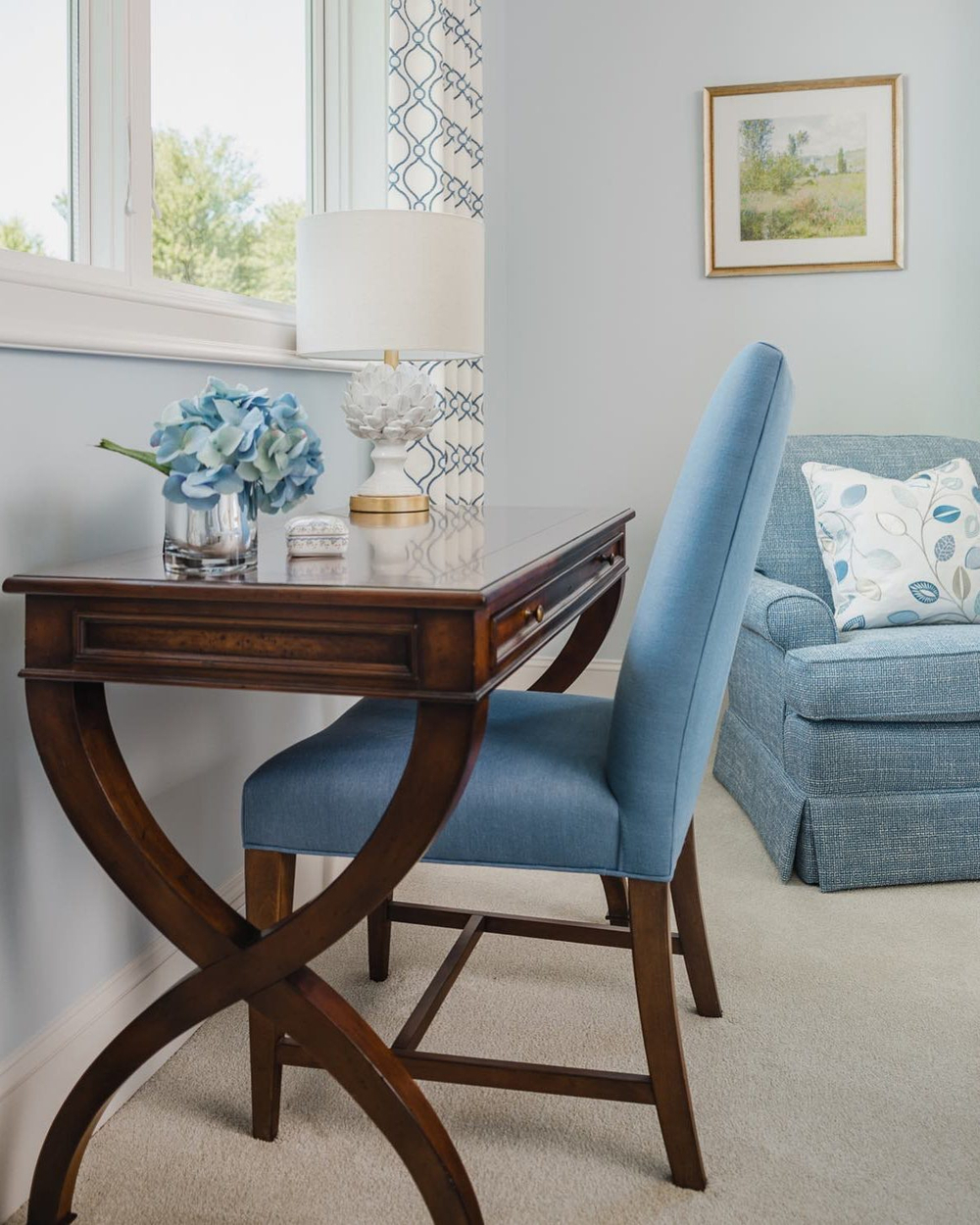 Белая настольная лампа “Мерида”