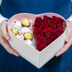 Коробочка- сердце с цветами и конфетами