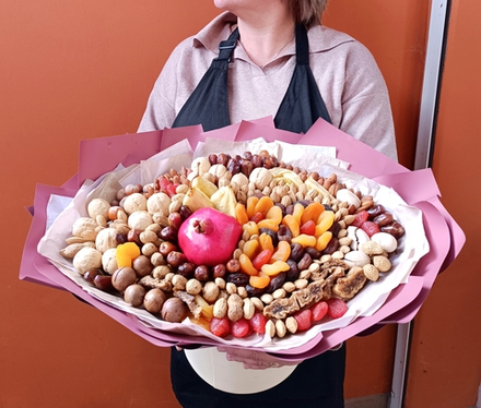 Букет с гранатом, орехами и сухофруктами