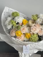 Сборный букет их хризантемы, нарциссов, вибурнума, кустовых пионовидных роз и ранункулюсов