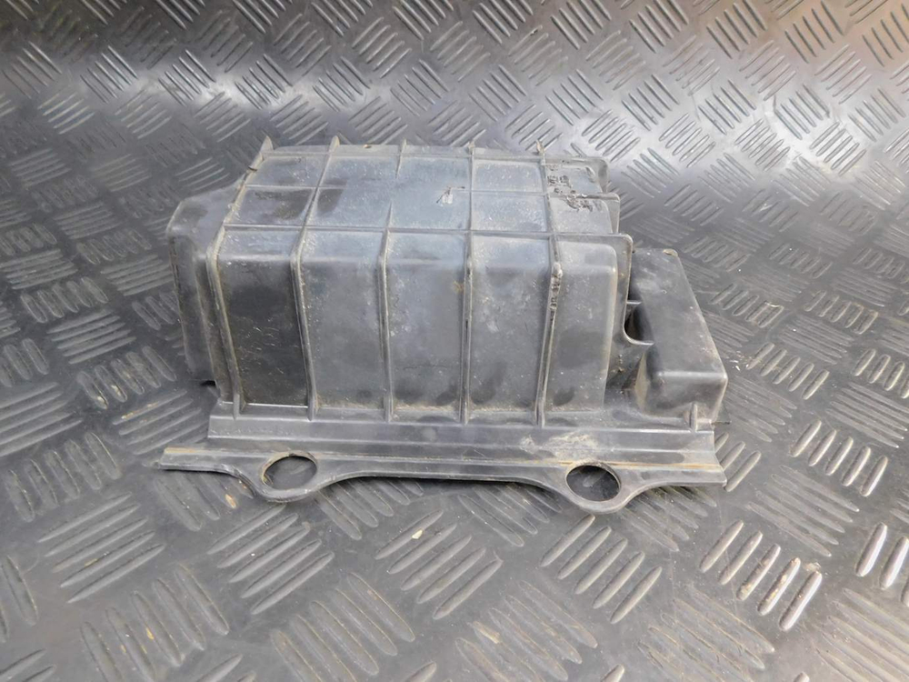 Пластик АКБ Yamaha XJR1300 RP03J 2005