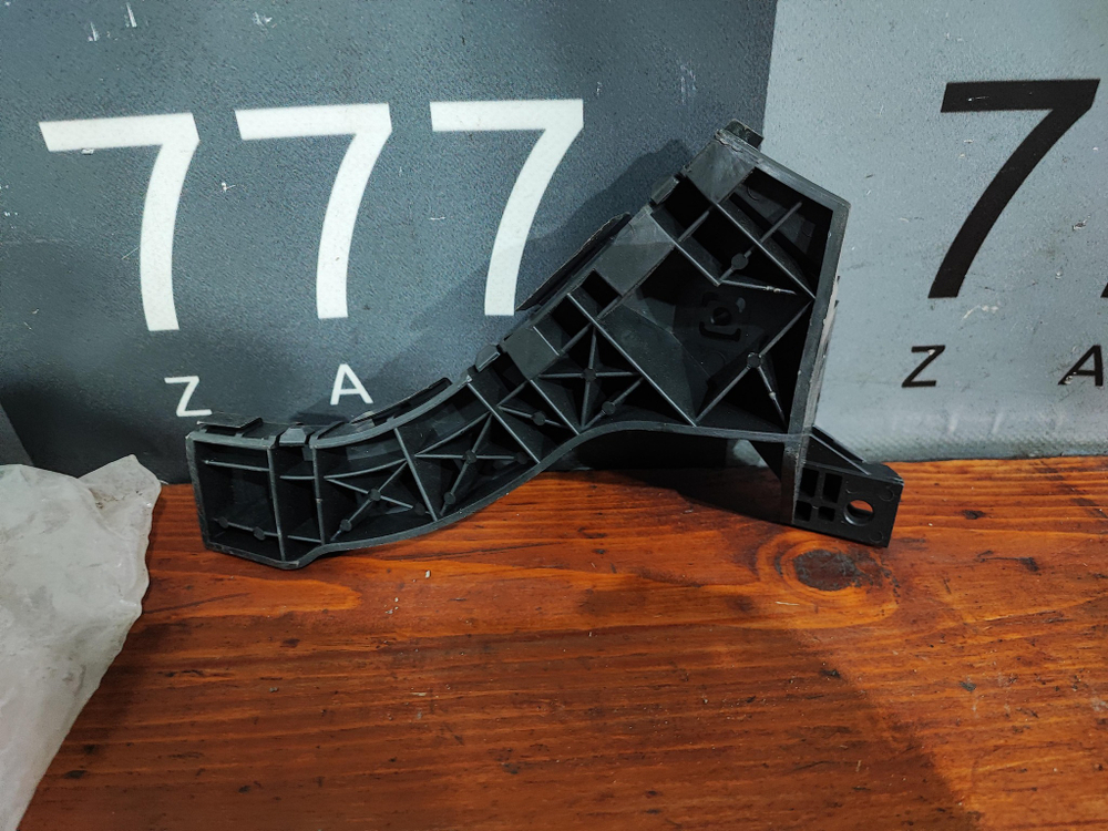 Кронштейн бампера задний правый Mazda 3 (BK) 02-09 Новое Оригинал BAN6500TI