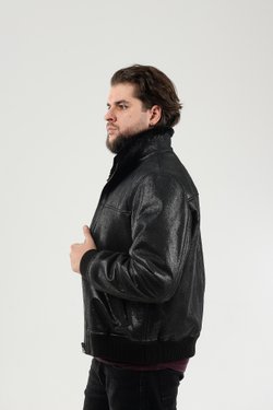 короткая мужская дубленка из овчины с мехом