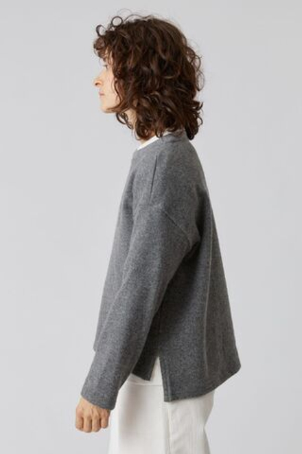 Топ с разрезами из светло-серой шерсти