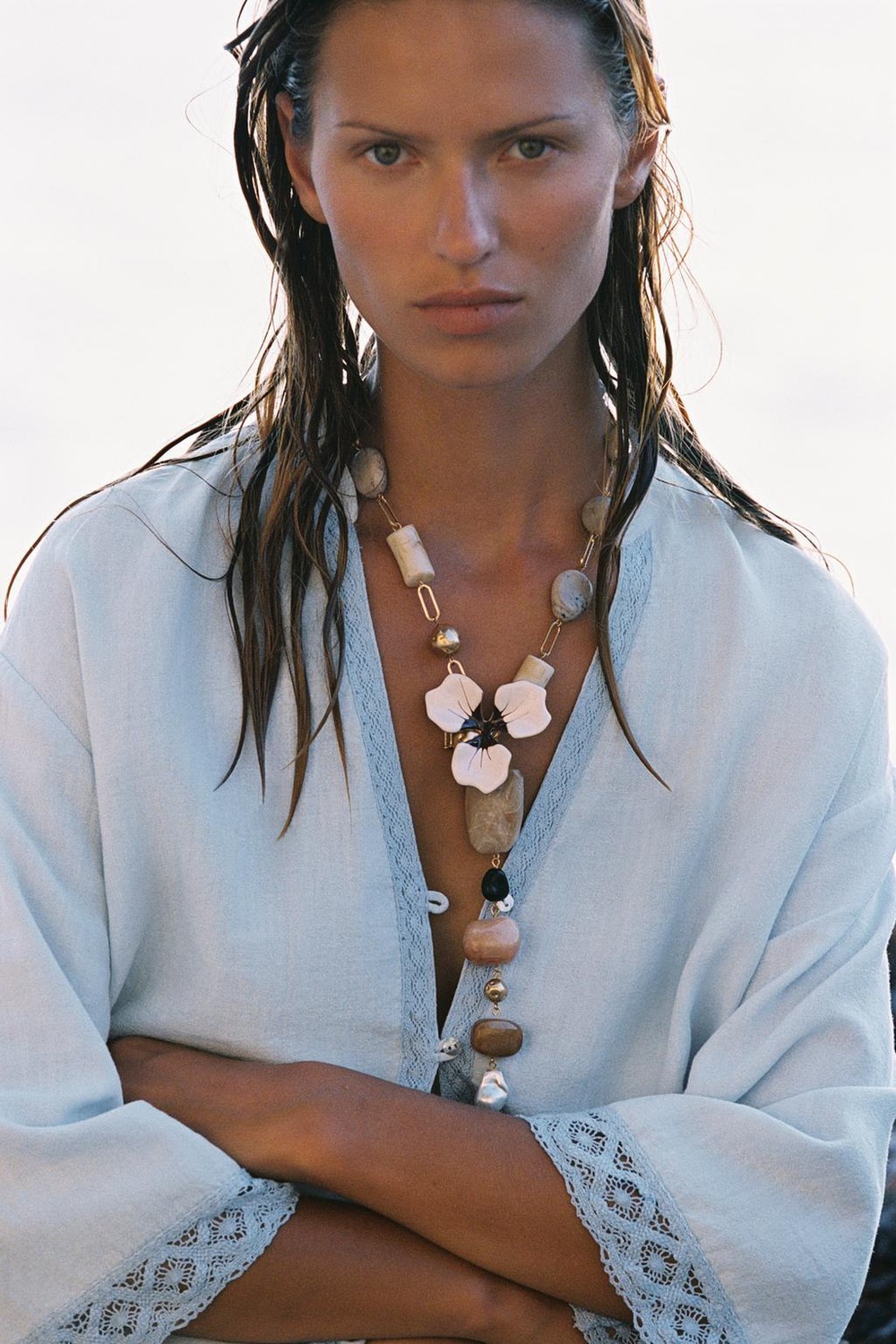 ZARA ОЖЕРЕЛЬЕ С КАМНЯМИ И ЦВЕТКОМ, ЗОЛОТИСТЫЙ