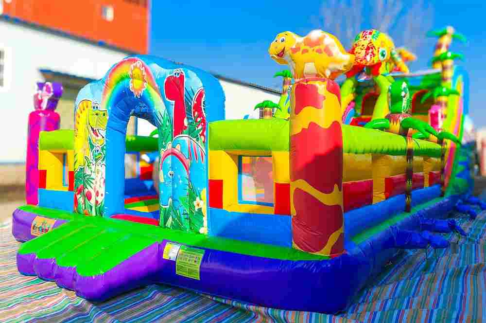 Коммерческий надувной батут «Хамелеон и динозавры Ультра 2» 12*6*6 м