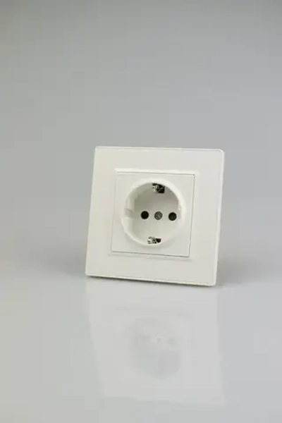 Розетка белая одинарная пластик