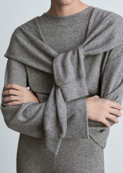 Толстовка с украшенными рукавами