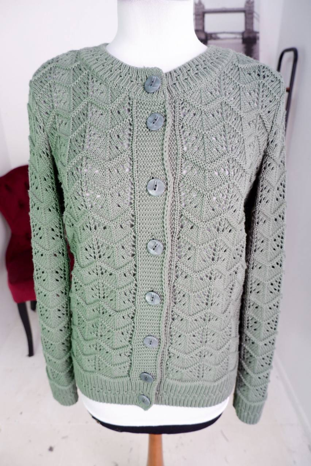 Кардиган приятного оттенка для уютного вечера, визуально на 46 размер