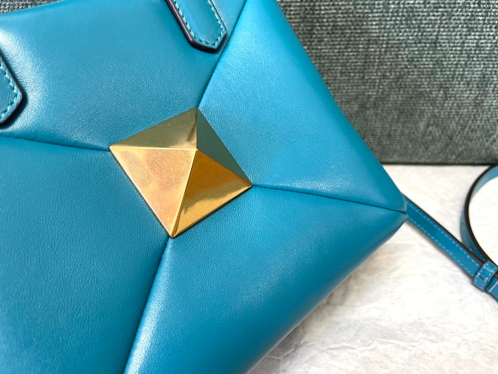 Valentino One Stud Bag 18 cm