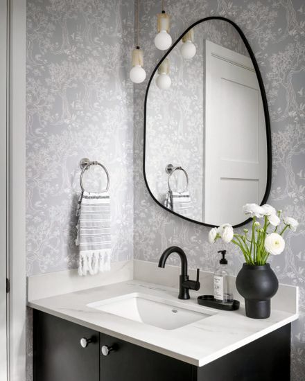 Черное настенное зеркало “Нора”