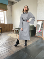 Уютное платье из плотного трикотажа с ангорой в благородном сером оттенке