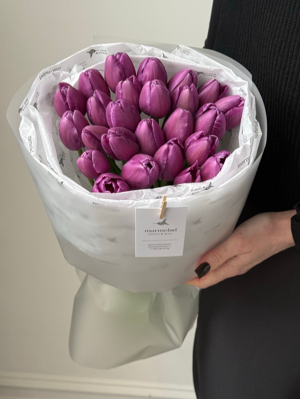 Букет из 25 фиолетовых тюльпанов
