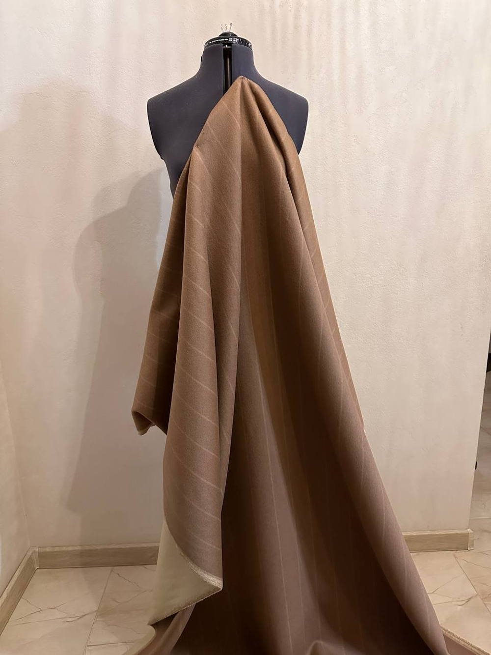 Двусторонний (double-face) пальтовый кашемир с шерстью (80%кашемир/20%шерсть, Бежевый кэмел с тонкой вертикальной полосой/сливочный, 151, 393 гр/м2)