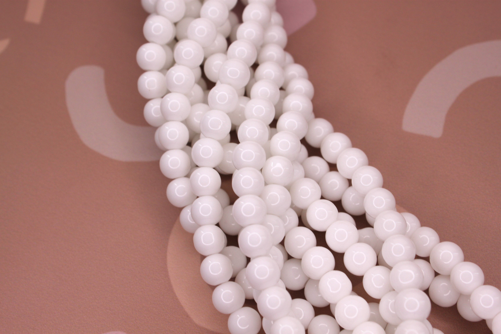 Бусины белые 8 мм стекло (нить 38 см)