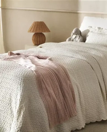 ZARA HOME ДЕТСКОЕ ПОКРЫВАЛО ИЗ РЕЛЬЕФНОЙ ТКАНИ, ЭКРЮ
