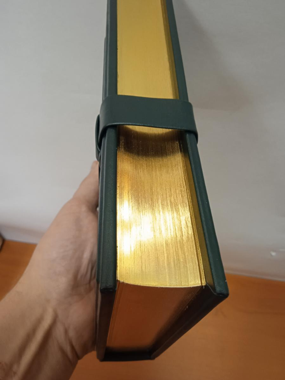 "Коран" Книга подарочная в кожаном переплете с хлястиком для фиксации