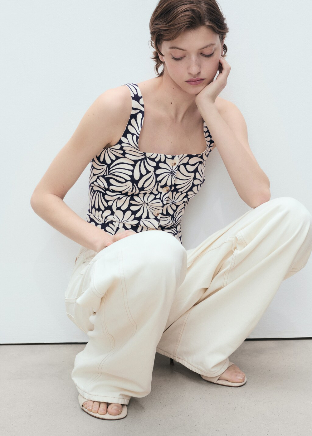 Приталенный льняной топ с цветами