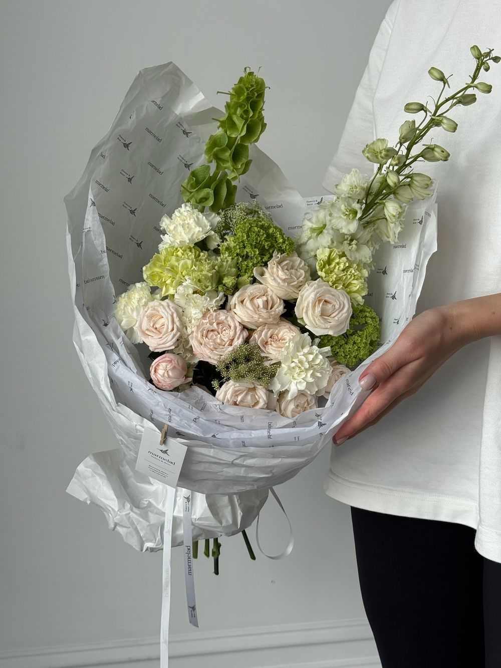 Букет сборный из кустовых пионовидных роз, диантусов, амми, дельфиниума и вибурнума