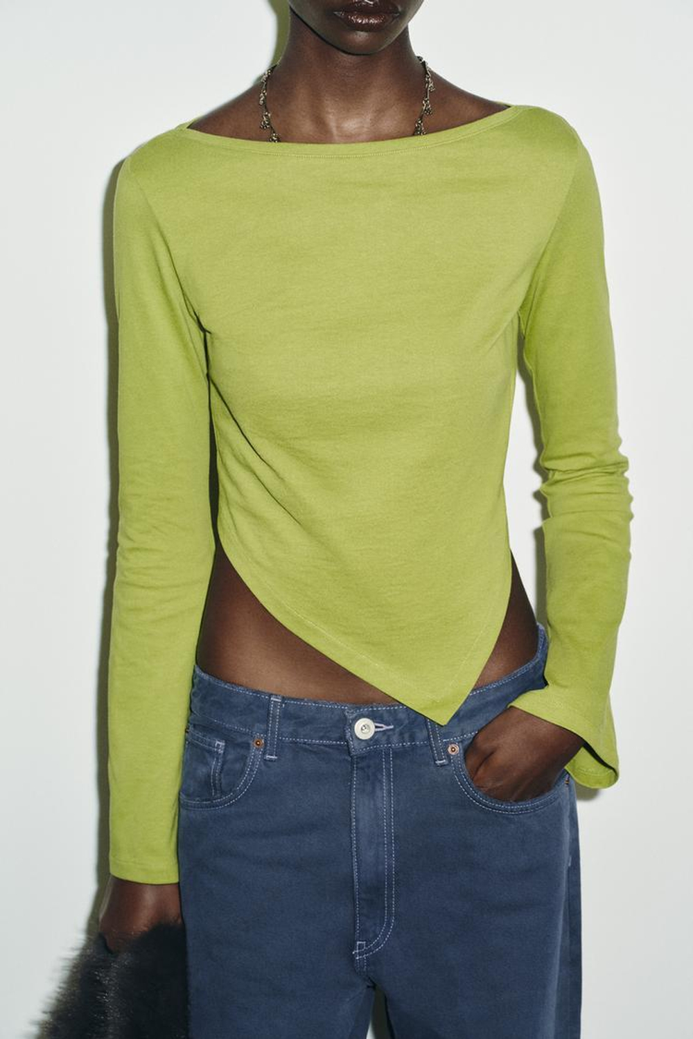 ZARA ФУТБОЛКА С АСИММЕТРИЧНЫМ ВЫРЕЗОМ ЛОДОЧКОЙ, ЗЕЛЕНЫЙ