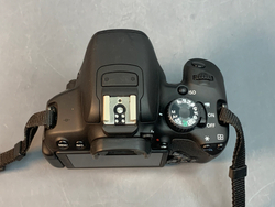 Canon 650D kit 18-55mm IS II 2.200 кадров