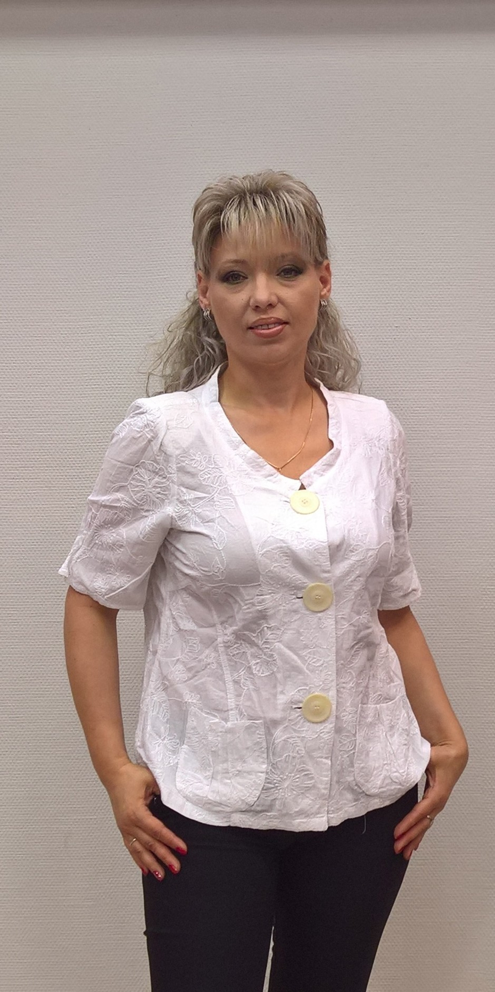 Короткий летний белый жакет с кармашками