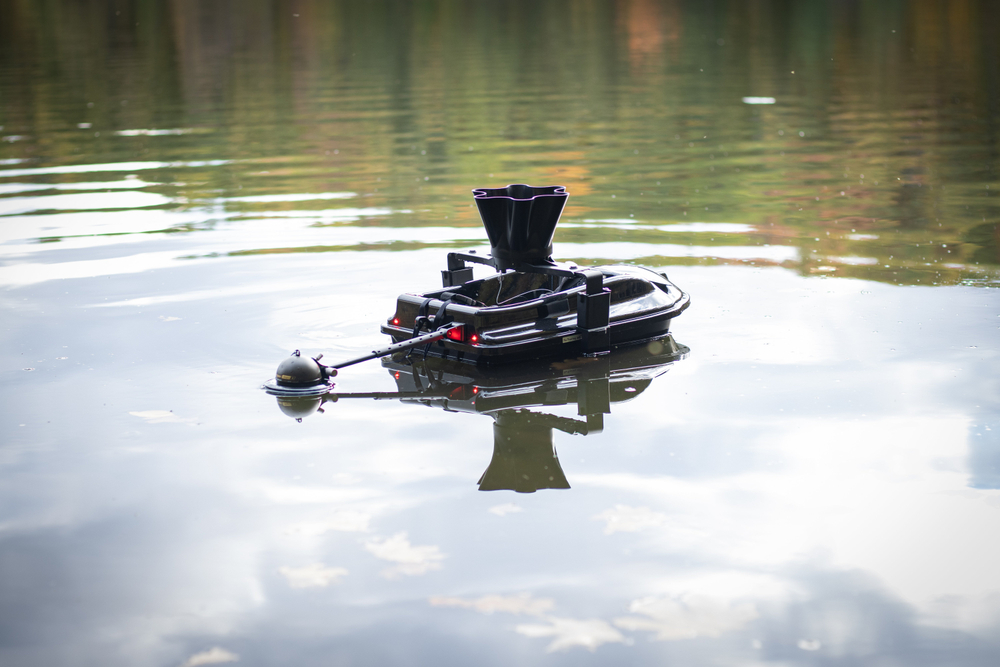 Набор: Прикормочный кораблик Boatman Actor Plus GPS, Эхолот Deeper CHIRP+ 3, крепление для кораблика, усилитель сигнала и разбрасыватель прикормки