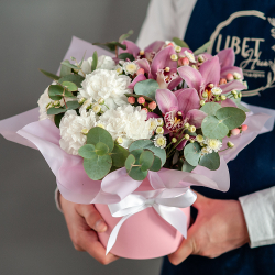 Розовая орхидея с белыми диантусами в шляпной коробке