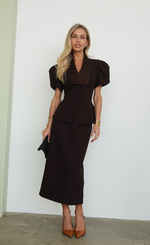 Костюм с приталенным жакетом и атласны воротником