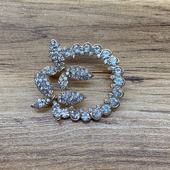 Брошь 2 бабочки на круге кристалл стразы металл золотистый