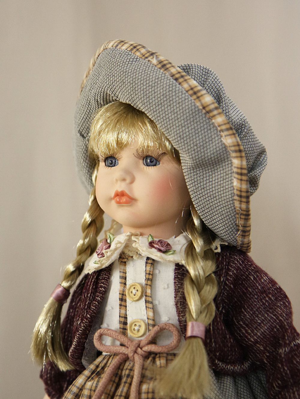 Кукла фарфоровая 16' на подставке