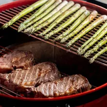 Угольный гриль Kamado Joe Kettle Joe, 57 см (красный), с ножками и столиками