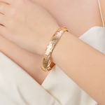 Браслет жесткий из красного золота с алмазной гранью