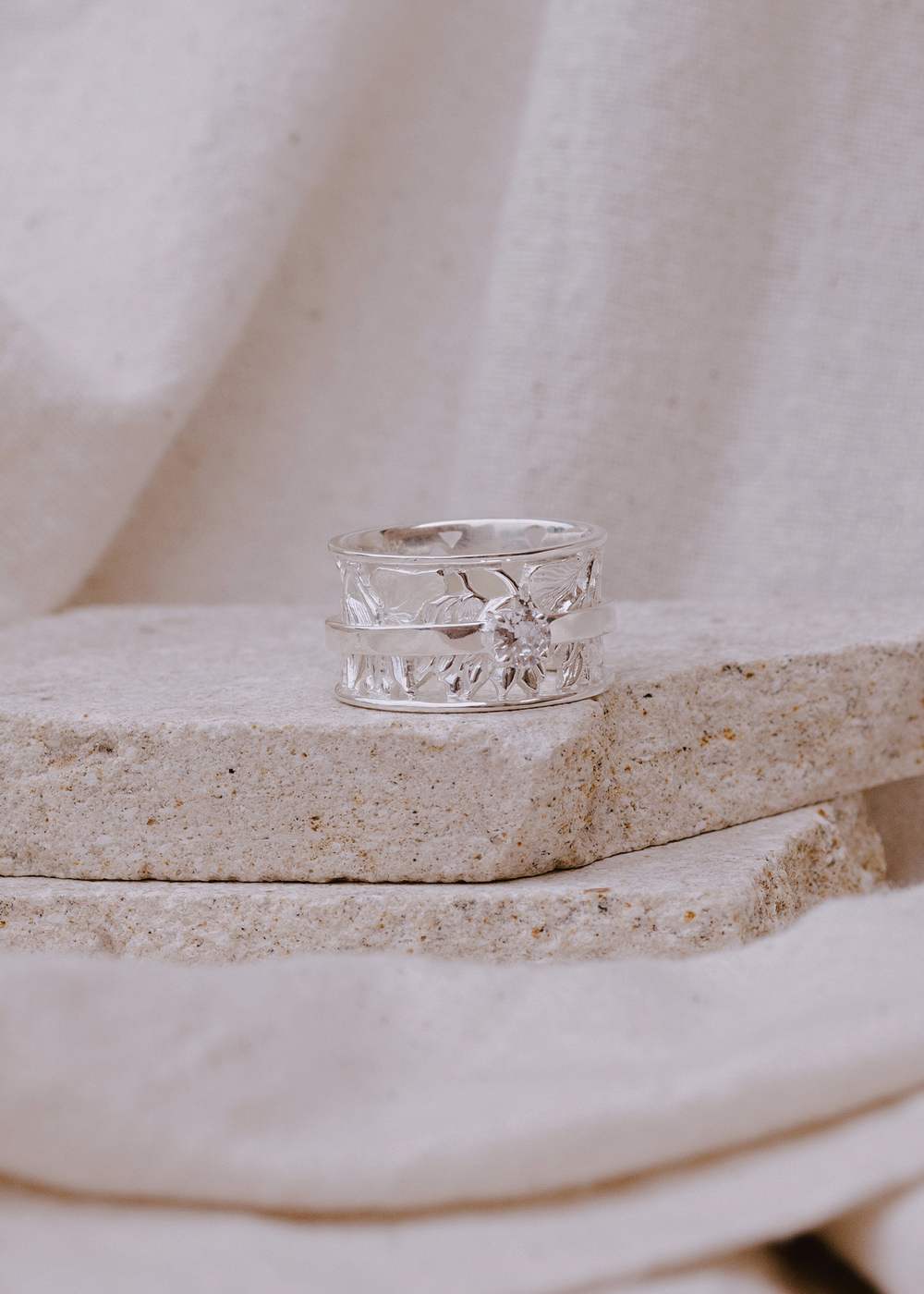 Кольцо «Сад лотосов» с белым цирконом