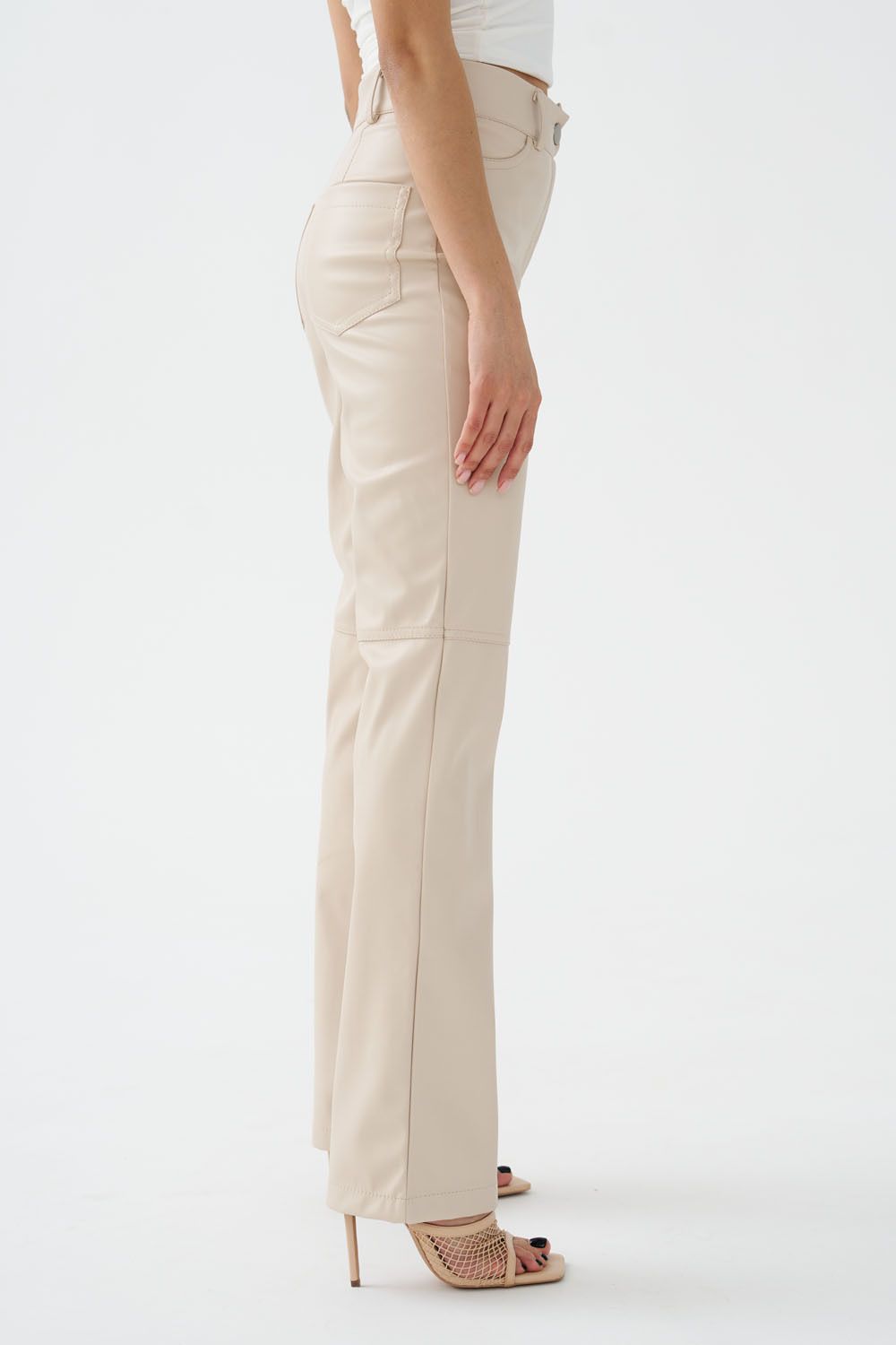 Брюки из экокожи прямые серо-бежевого цвета