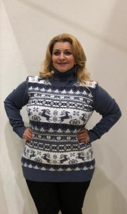 Свитер с "оленями" и воротником водолазка