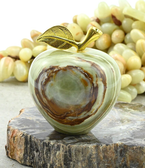 Яблоко из камня оникс 60*60*70 мм.